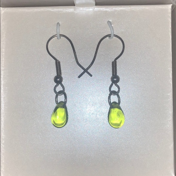 Silver drop earrings with green bead - Picture 2 of 4